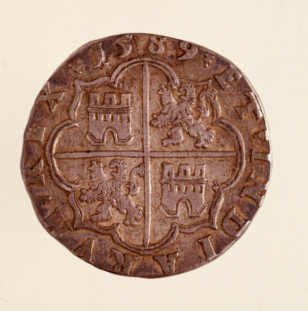 Moneda de plata (8 reales) de España: reinado de Felipe II (1556-1598) 1589 Diam. 3,5 cm Nápoles, museo arqueológico de Spanish School