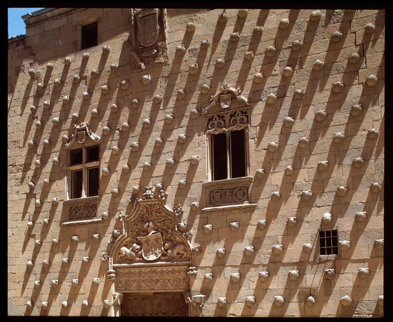 Vista de la fachada gótica (1493-1517) de Spanish School