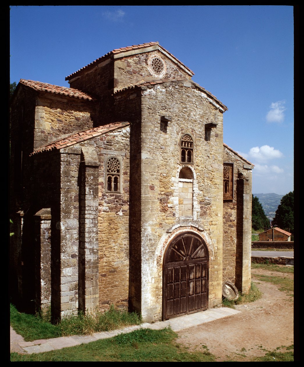 Vista de la iglesia de Spanish School