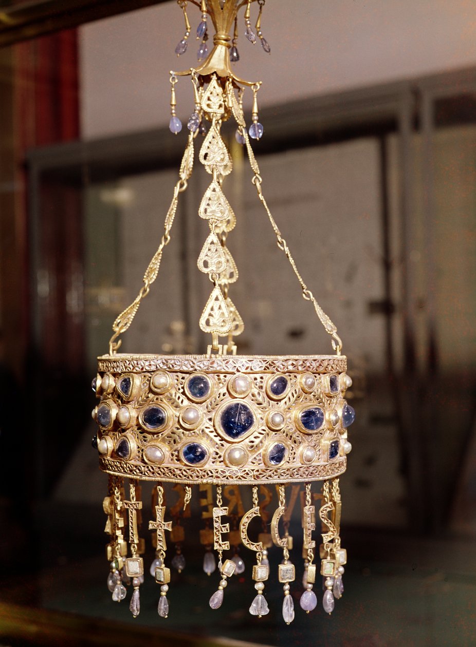 Corona votiva del Rey Recesvinto (r.652-72) del Tesoro de Guarrazar, c.670 de Spanish School