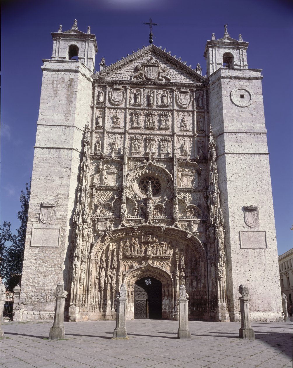 Fachada oeste de la Iglesia de San Pablo, construida entre los siglos XV y XVII de Spanish School