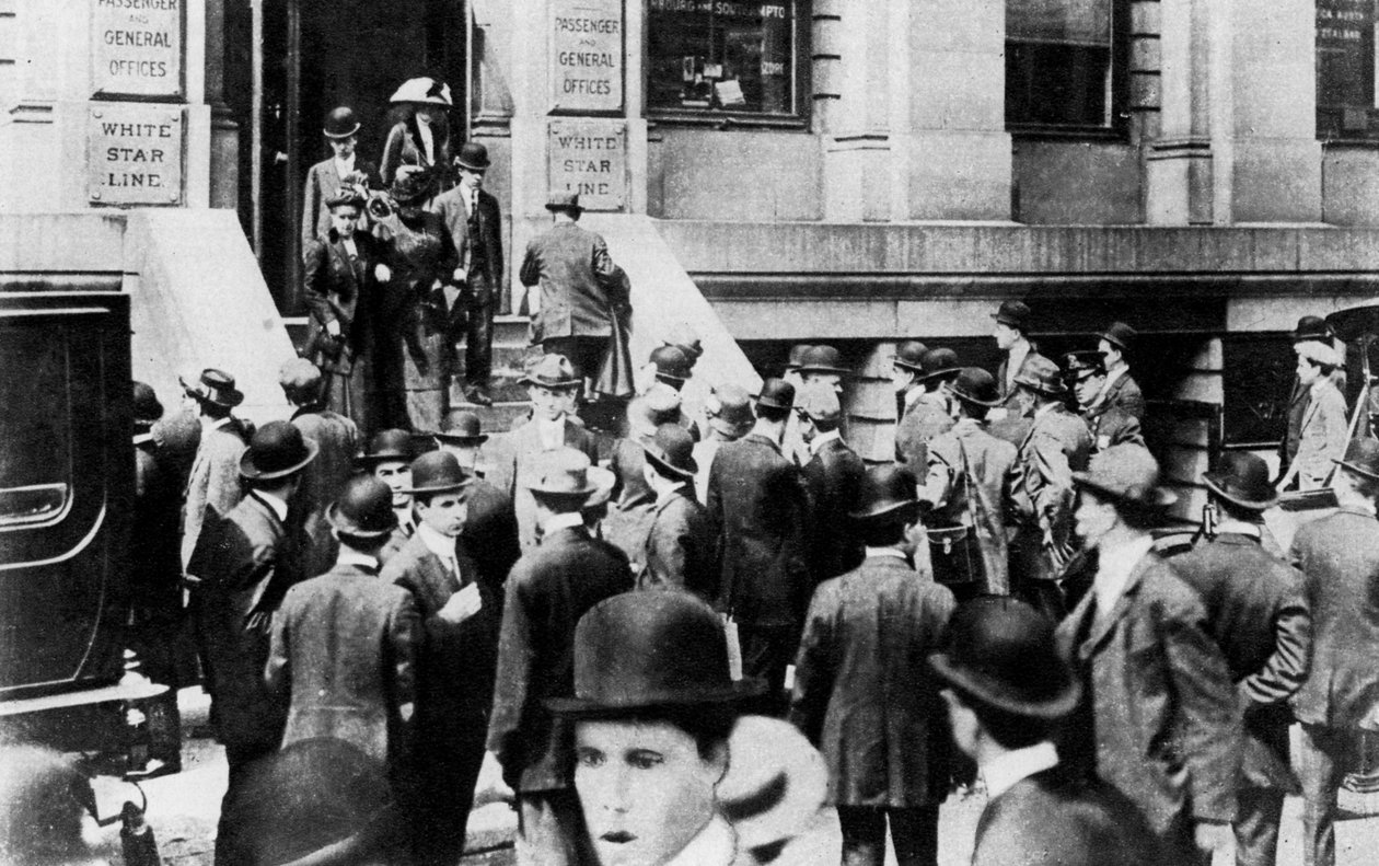 Multitudes ansiosas fuera de la oficina de White Star Line de Sport and General