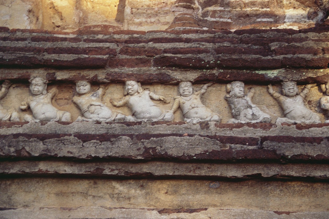 Relieve que representa enanos en el exterior de la Casa de la Imagen Thivanka de Sri Lankan