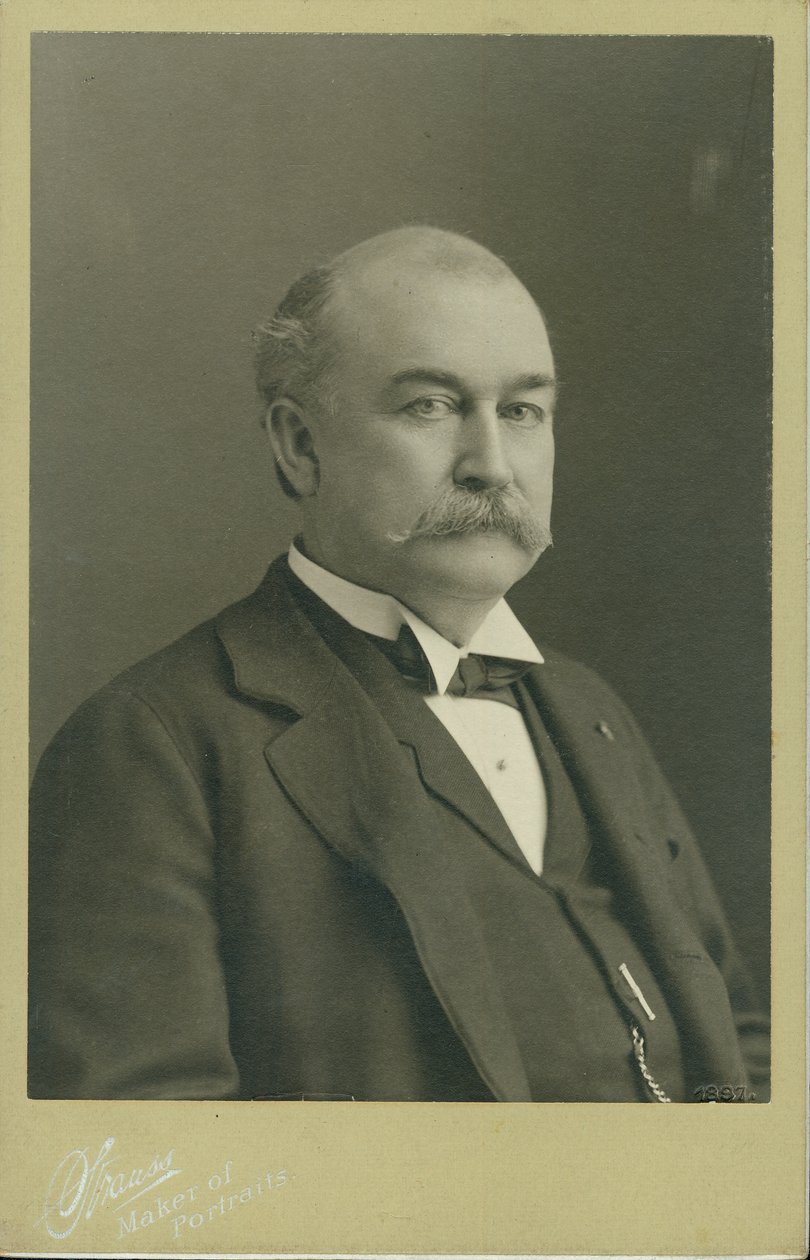 Retrato de busto de Horatio D. Wood con traje, chaleco y pajarita, girado a la derecha de St. Louis Strauss