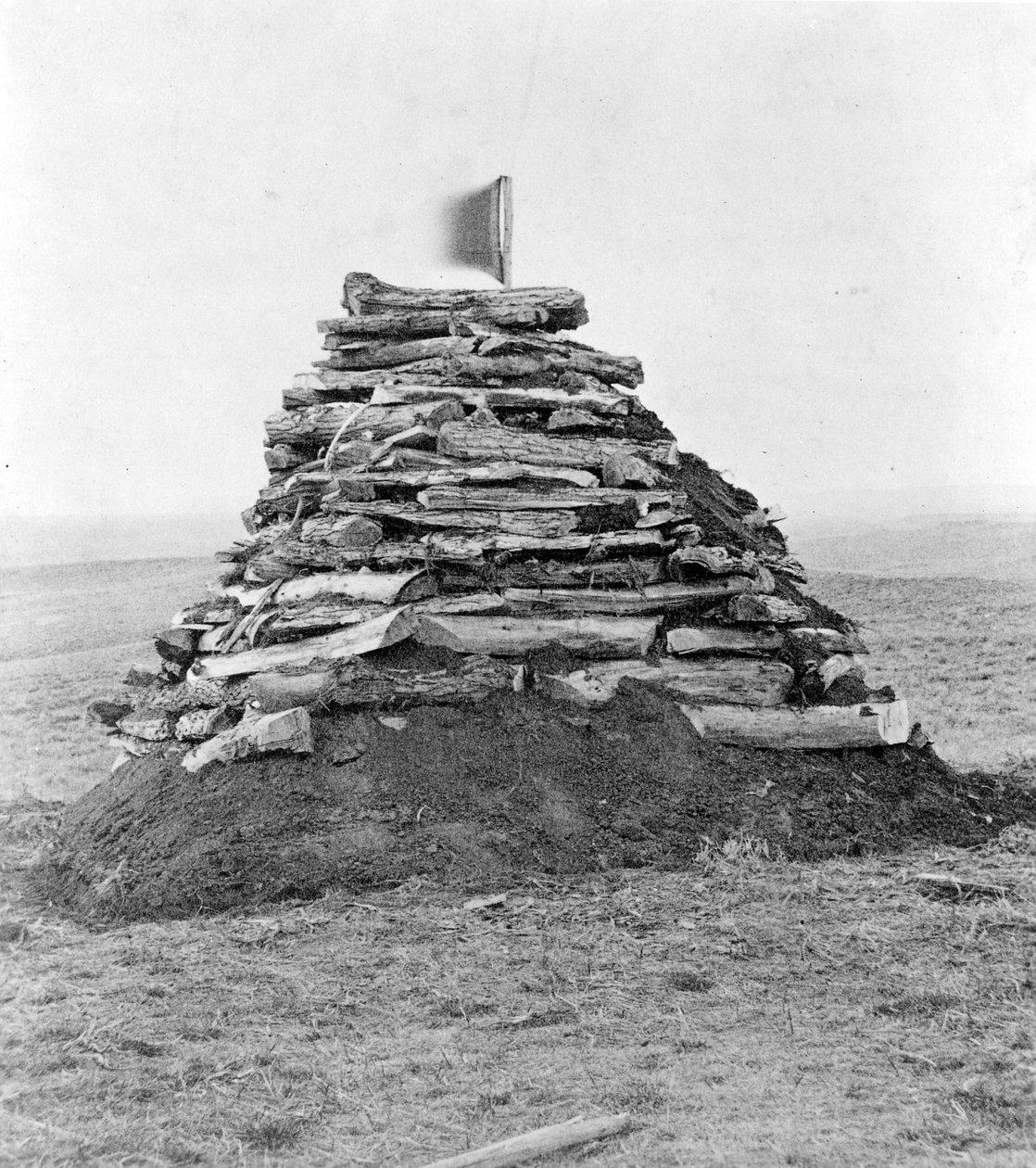 Monumento que contiene huesos en la colina de Custer, 1879 de Stanley J. Morrow