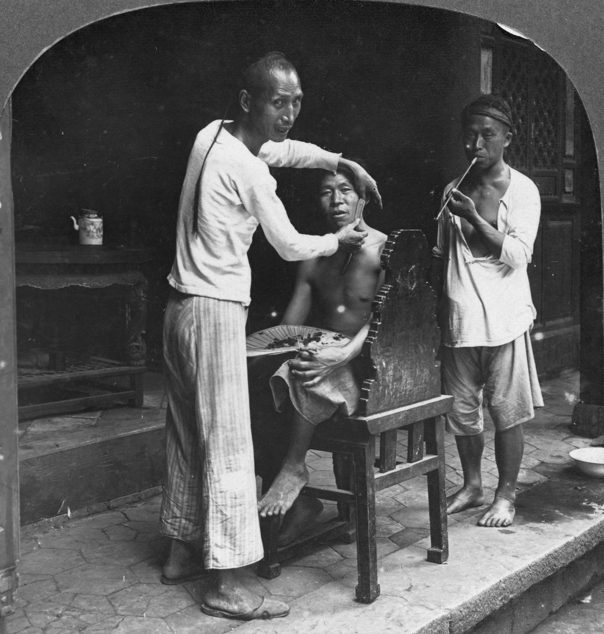 Un barbero chino en Bhamo, Birmania, 1908 de Stereo Travel Co