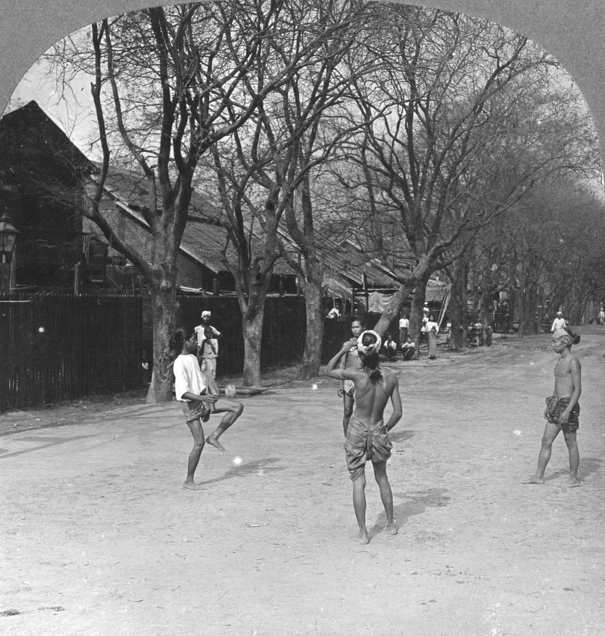 Un juego de pelota nativo en Birmania, 1908 de Stereo Travel Co