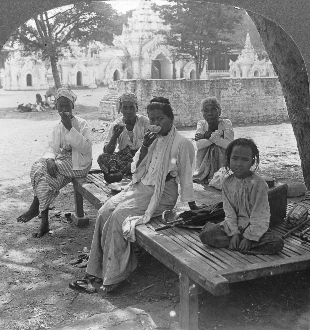 Una bebida social de café, Mandalay, Birmania, 1908 de Stereo Travel Co