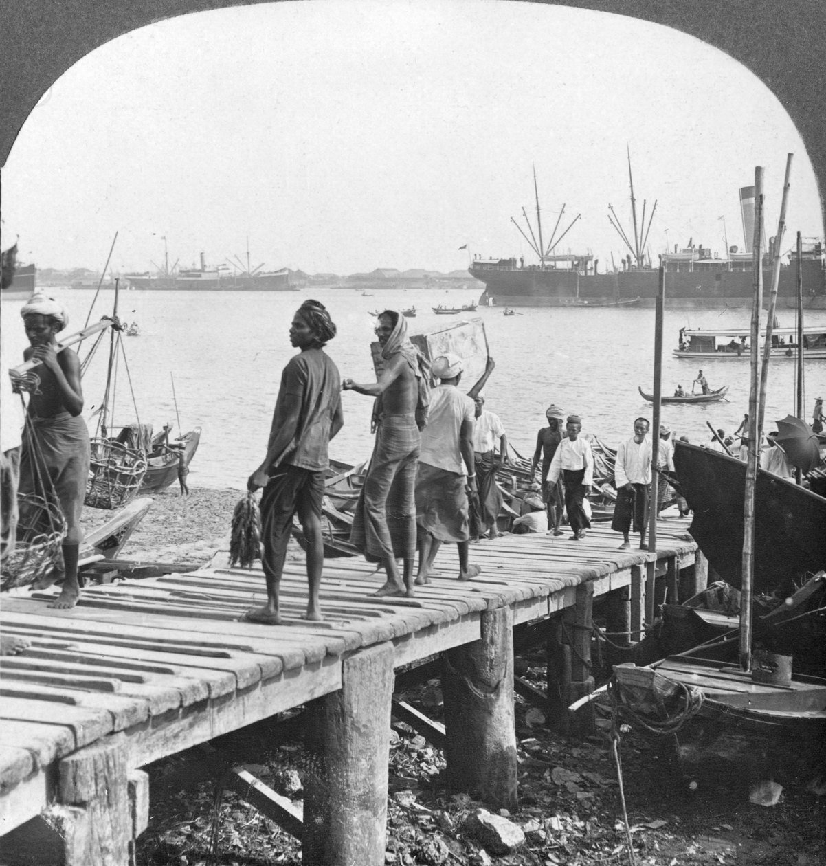 Embarcadero en el Río Irawaddy, Rangún, Birmania, 1908 de Stereo Travel Co