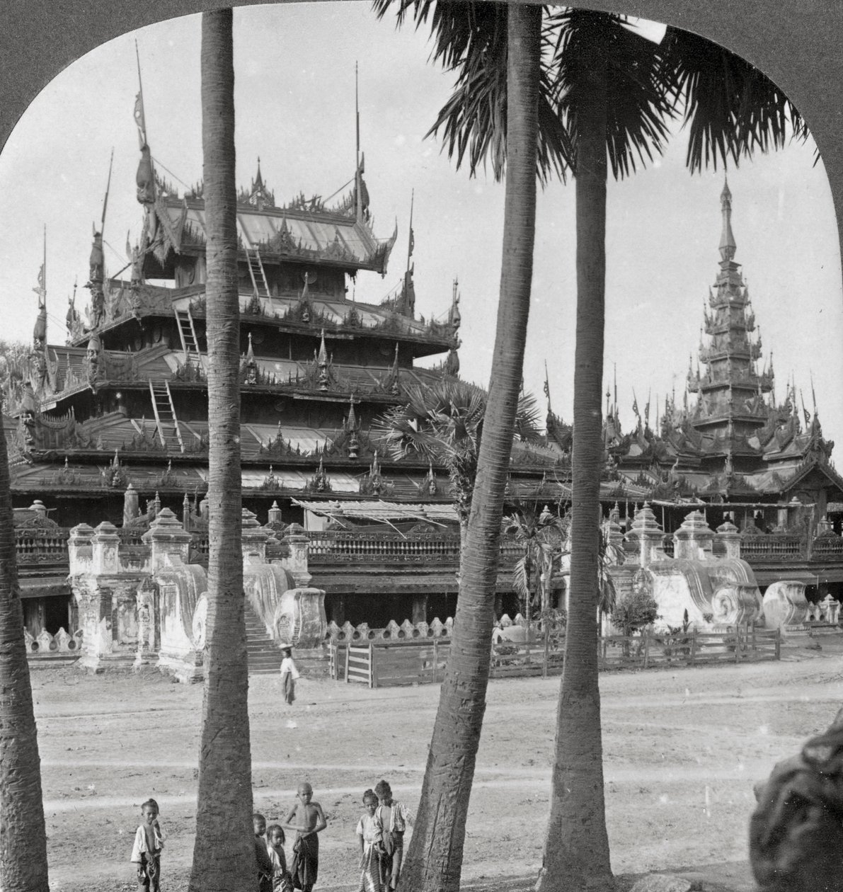 Templo de los Reyes Paganos cerca de la Pagoda Aindow Yak, Mandalay, Birmania, 1908 de Stereo Travel Co