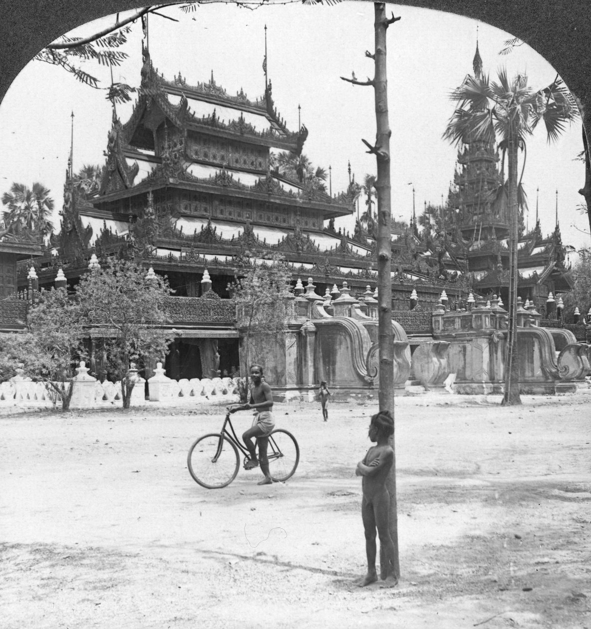 Monasterio Dorado de la Reina, Mandalay, Birmania, 1908 de Stereo Travel Co