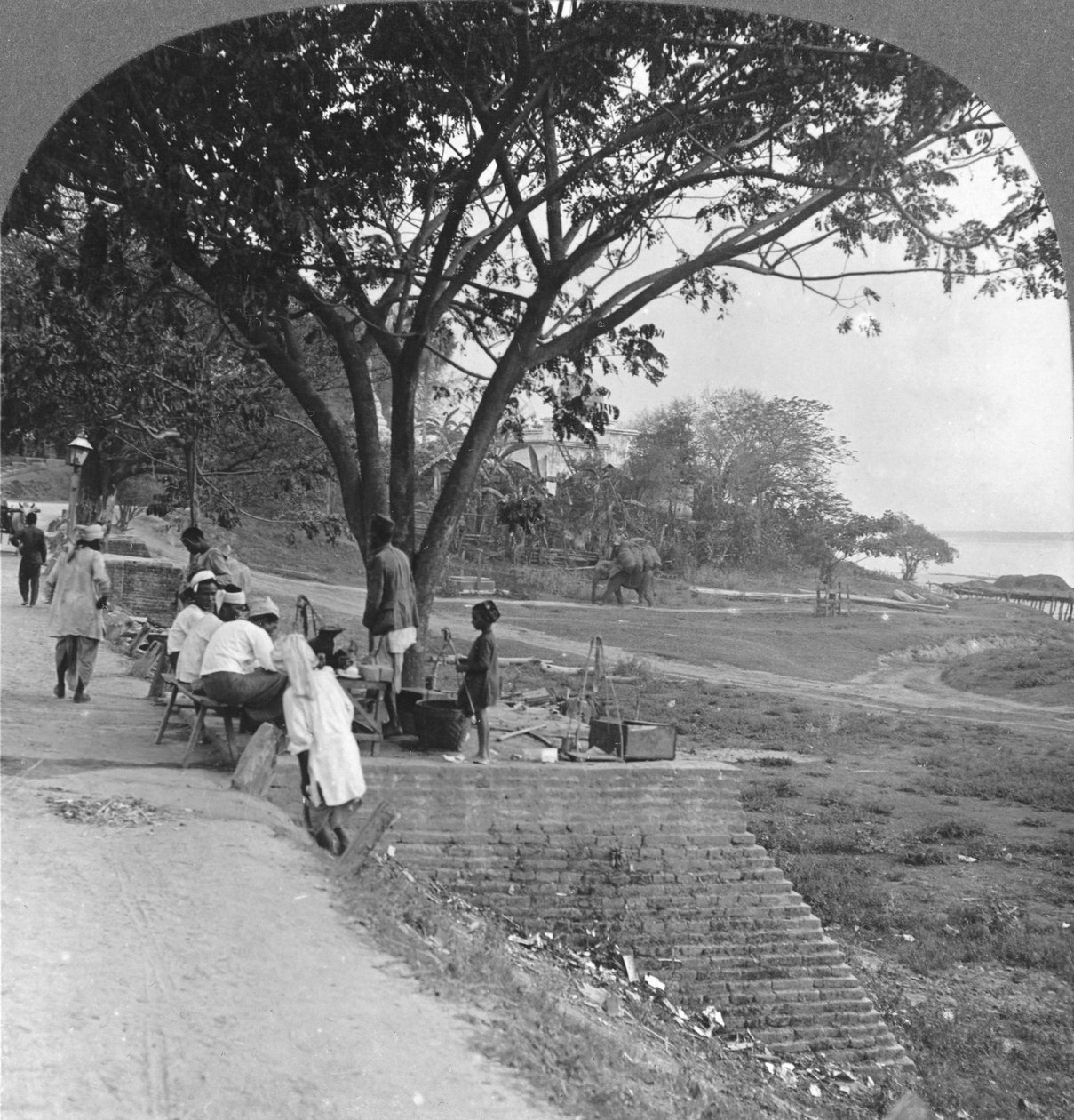 Frente y banco del río, Bhamo, Birmania, 1908 de Stereo Travel Co