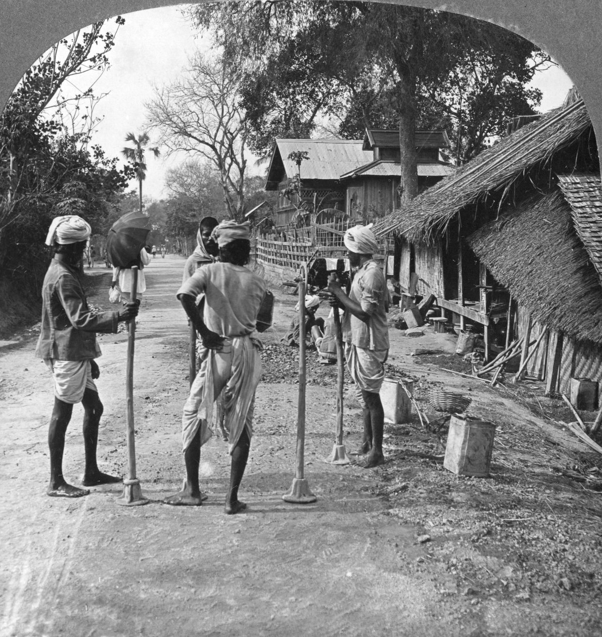 Reparación de caminos, Bhamo, Birmania, 1908 de Stereo Travel Co