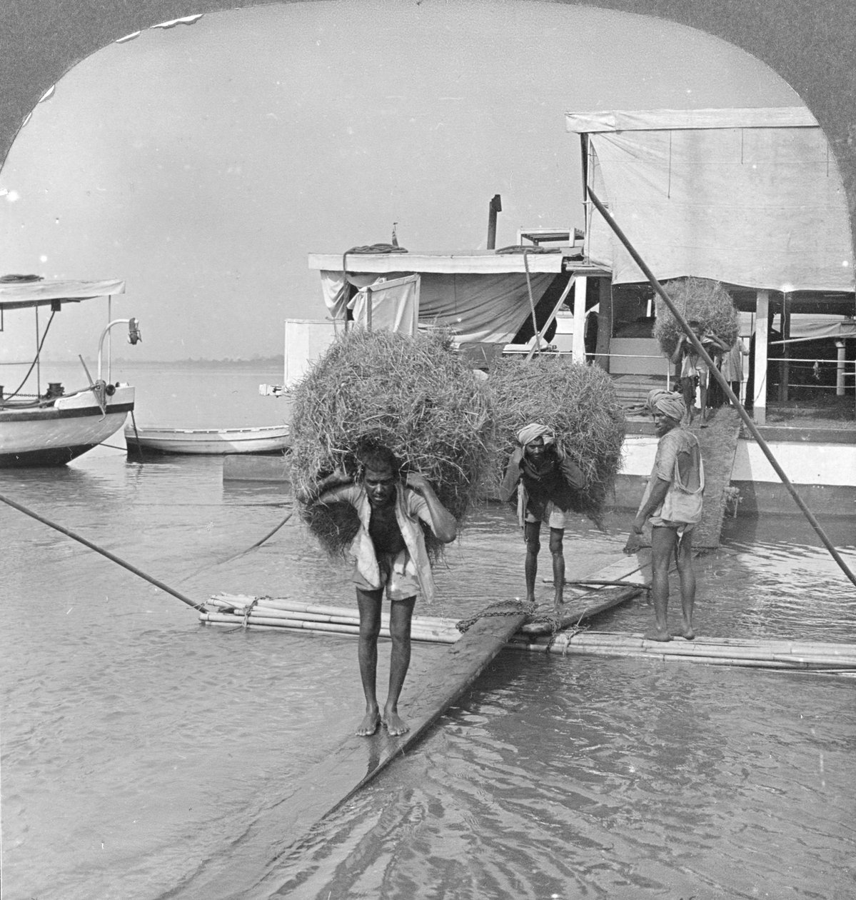 Descargando un barco en el río Irrawaddy, Birmania, 1908 de Stereo Travel Co