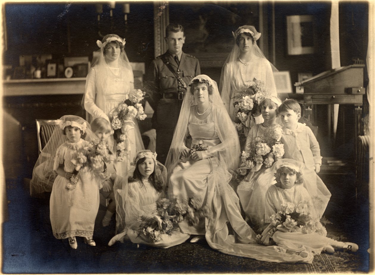 Retrato de boda grupal de Lady Blanche Cavendish y el Coronel Ivan Murray, Capilla de la Guardia, Lansdowne House, 21 de abril de 1919 (foto en blanco y negro) de Studio Lafayette