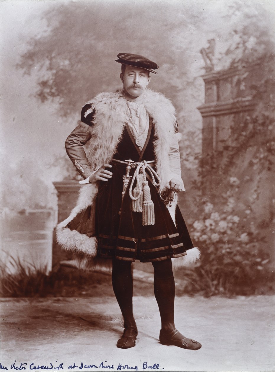 Sr. Victor Cavendish, luego 9º Duque de Devonshire, como Embajador, después del retrato de Holbein de Jean de Dinteville, El Baile del Jubileo de Diamante de la Duquesa de Devonshire en Devonshire House de Studio Lafayette