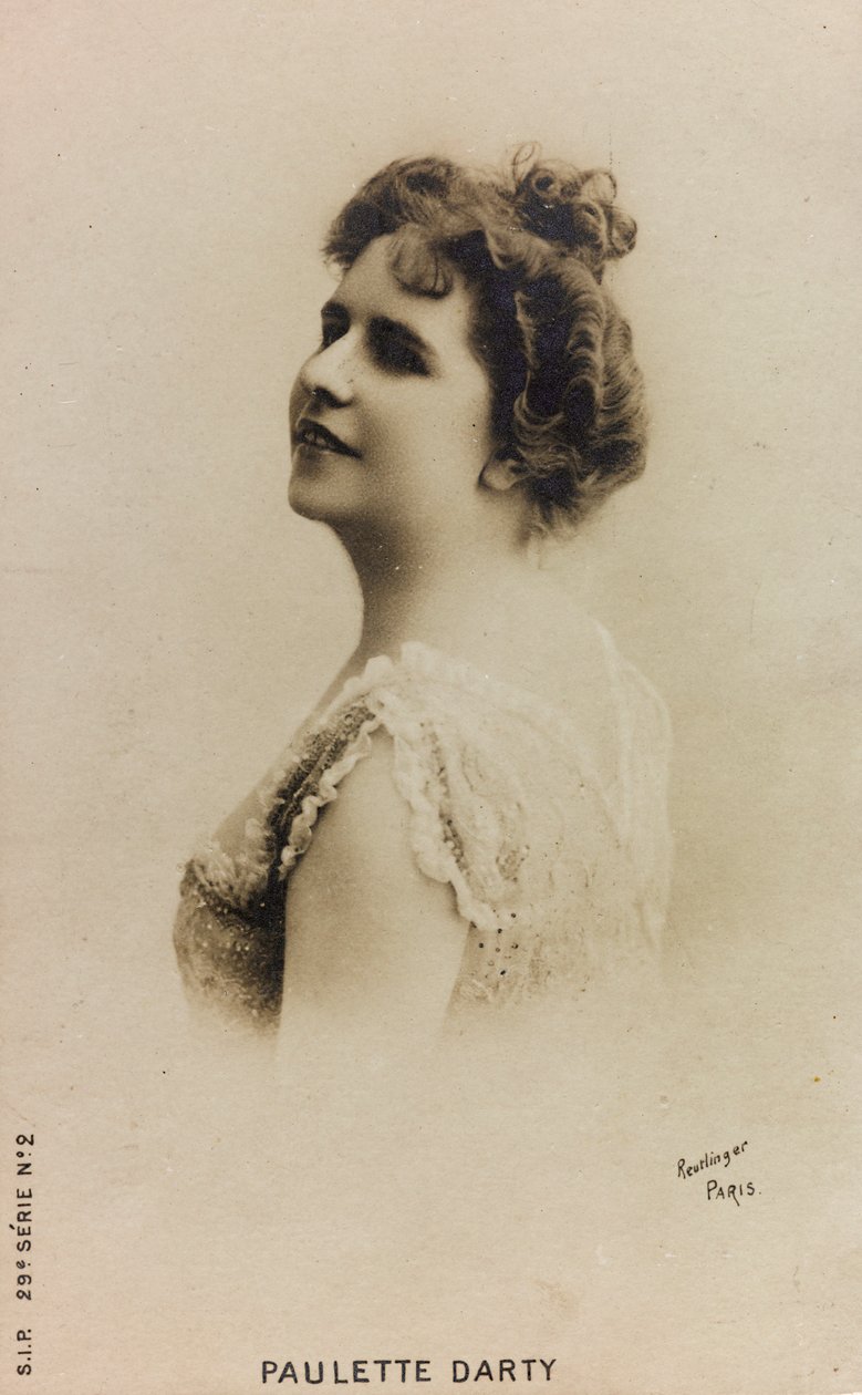 Retrato de la cantante francesa Paulette de Bardy, conocida como Paulette Darty; postal de Studio Reutlinger