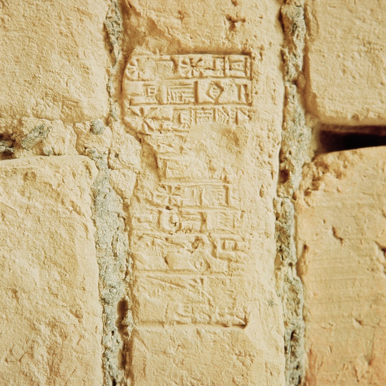 Escritura Cuneiforme en una Pared del Palacio de Sumerian