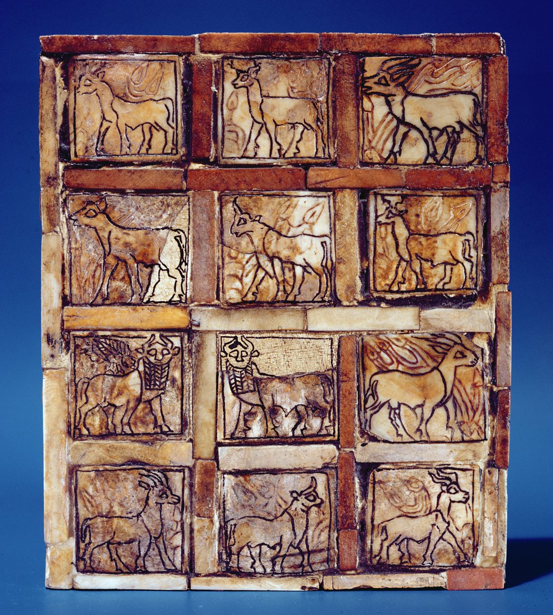 Tablero de juego que representa animales del campo y el bosque, de Irak, c.2500 a.C. de Sumerian