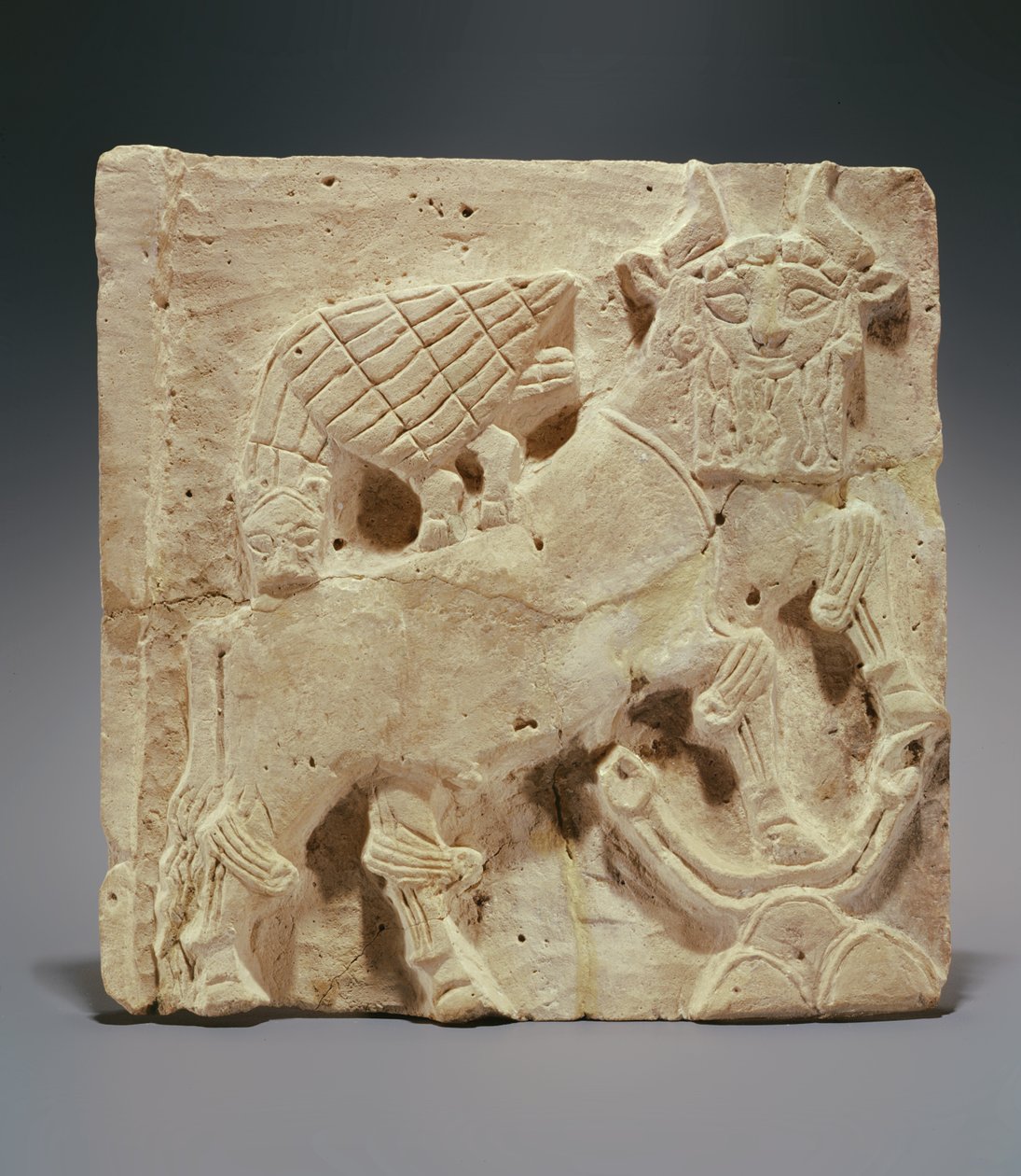Placa que representa a un león atacando a un toro, de Irak, c.2000 a.C. de Sumerian