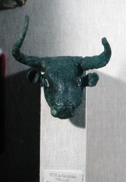 Cabeza de un toro, con inscripción real sumeria, montura para un mueble o para un arpa, de Telloh (antigua Girsu) Período Dinástico Temprano, c.2500-2400 a.C. de Sumerian