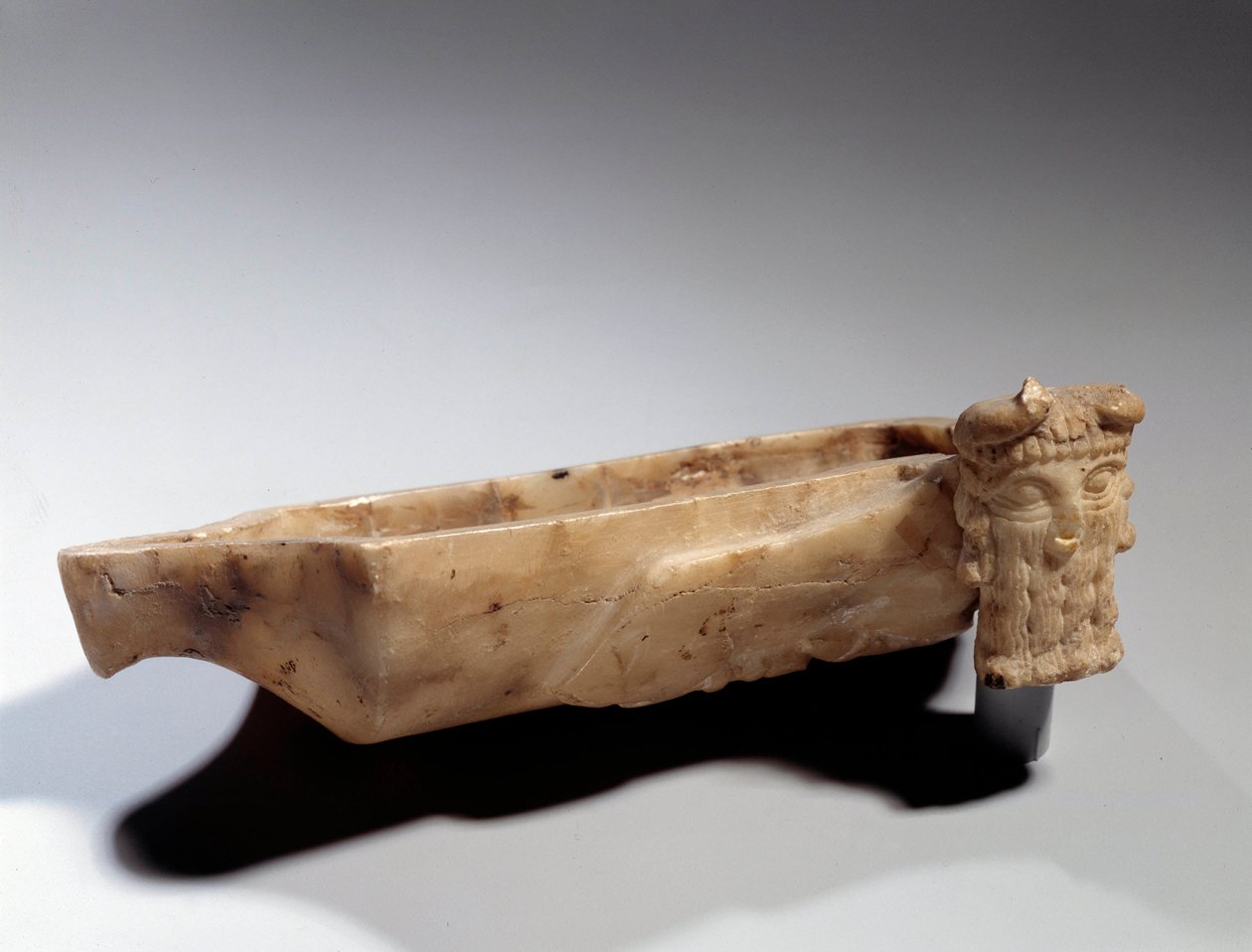 Arte de Mesopotamia: Lámpara decorada con un toro androcefálico (en alabastro). Período sumerio (alrededor de 2400 a.C.). París, Museo del Louvre de Sumerian Mesopotamian School