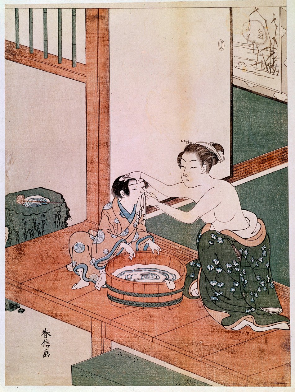 Madre desnuda lavando a su hijo en Japón cerca de una palangana llena de agua de Suzuki Harunobu