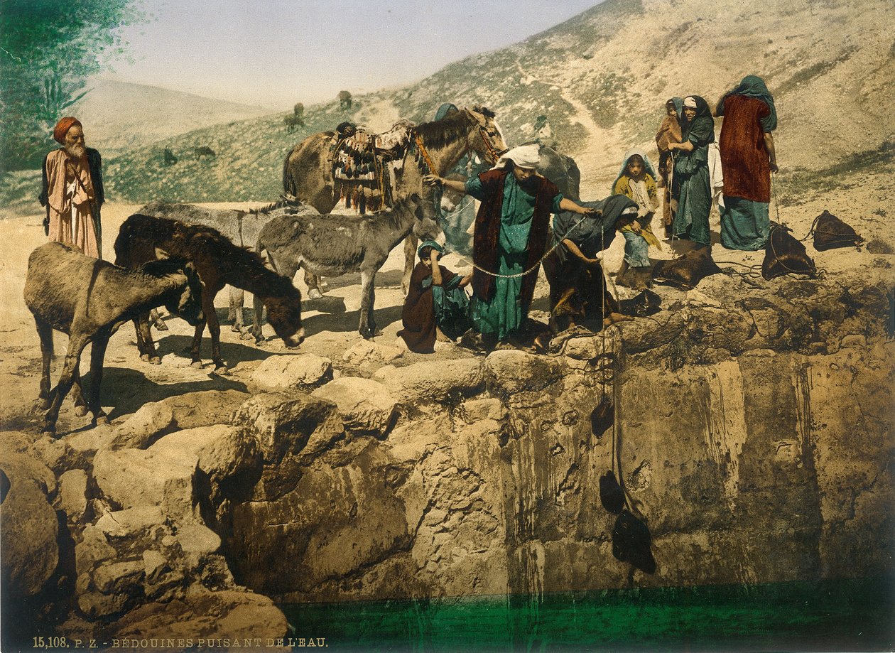 Mujeres beduinas sacando agua, c.1880-1900 de Swiss Photographer