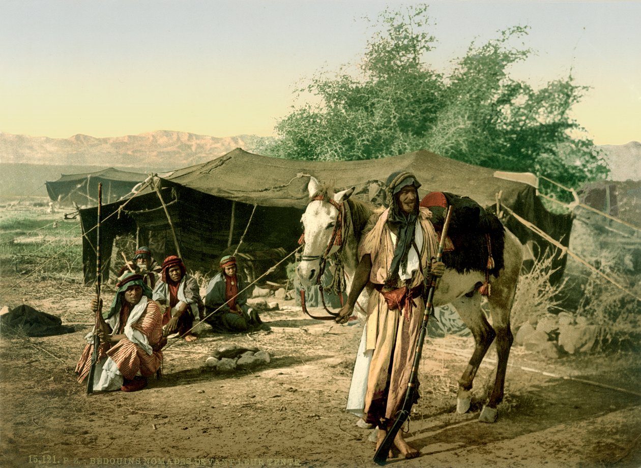 Beduinos frente a su tienda en el Valle del Jordán, c.1880-1900 de Swiss Photographer