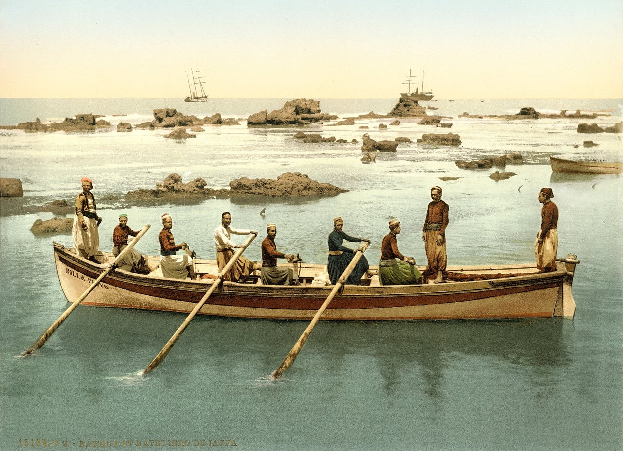 Barco con personas remando en el puerto de Jaffa, c.1880-1900 de Swiss Photographer