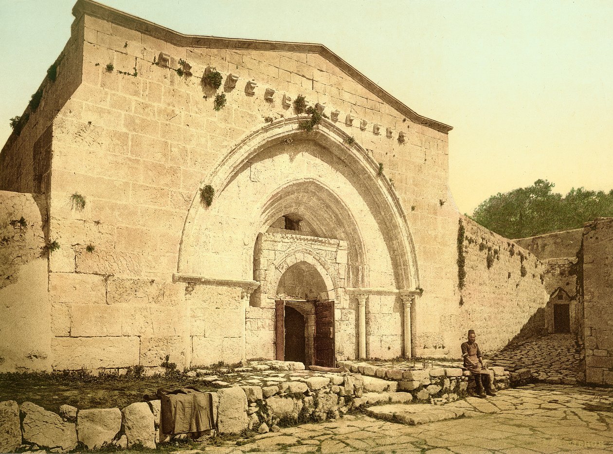 Fachada de la iglesia de la Tumba de la Virgen María en el Valle de Cedrón, Jerusalén, c.1880-1900 de Swiss Photographer