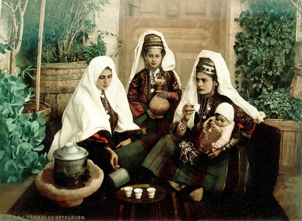 Grupo de mujeres árabes de Belén tomando café, c.1880-1900 de Swiss Photographer