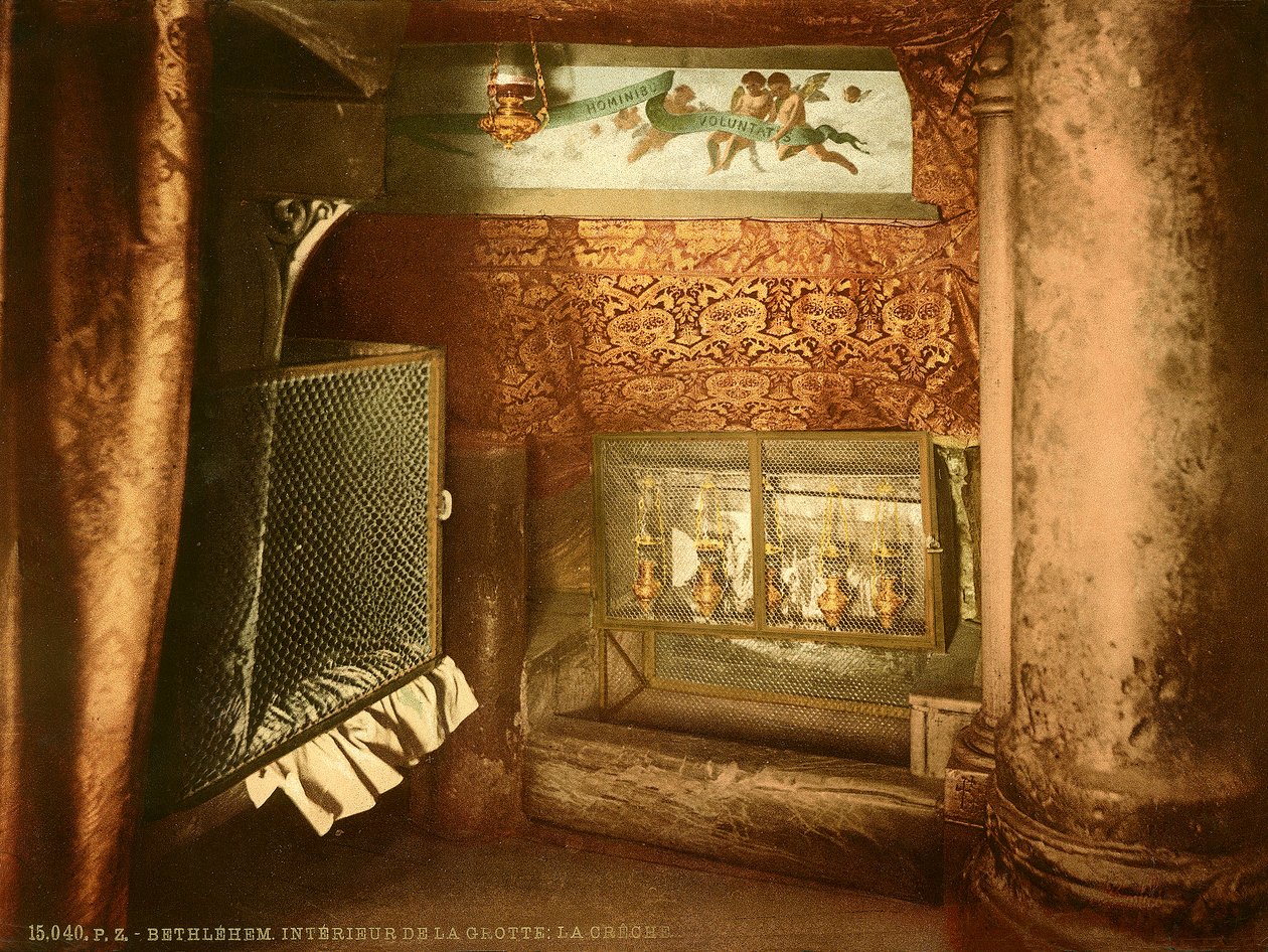 Interior de la gruta de la Iglesia de la Natividad en Belén, c.1880-1900 de Swiss Photographer