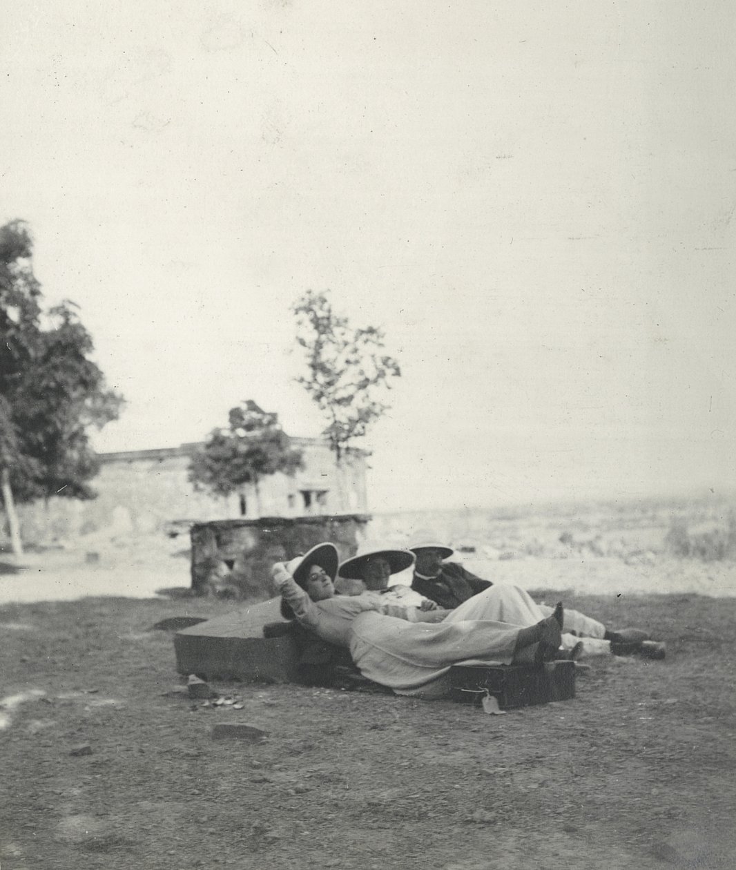 Lilah Wingfield, Judy Smith y el Mayor Gosling descansando después de un día de turismo en Fatehpur Sikri, enero de 1912 de Sylvia Brooke