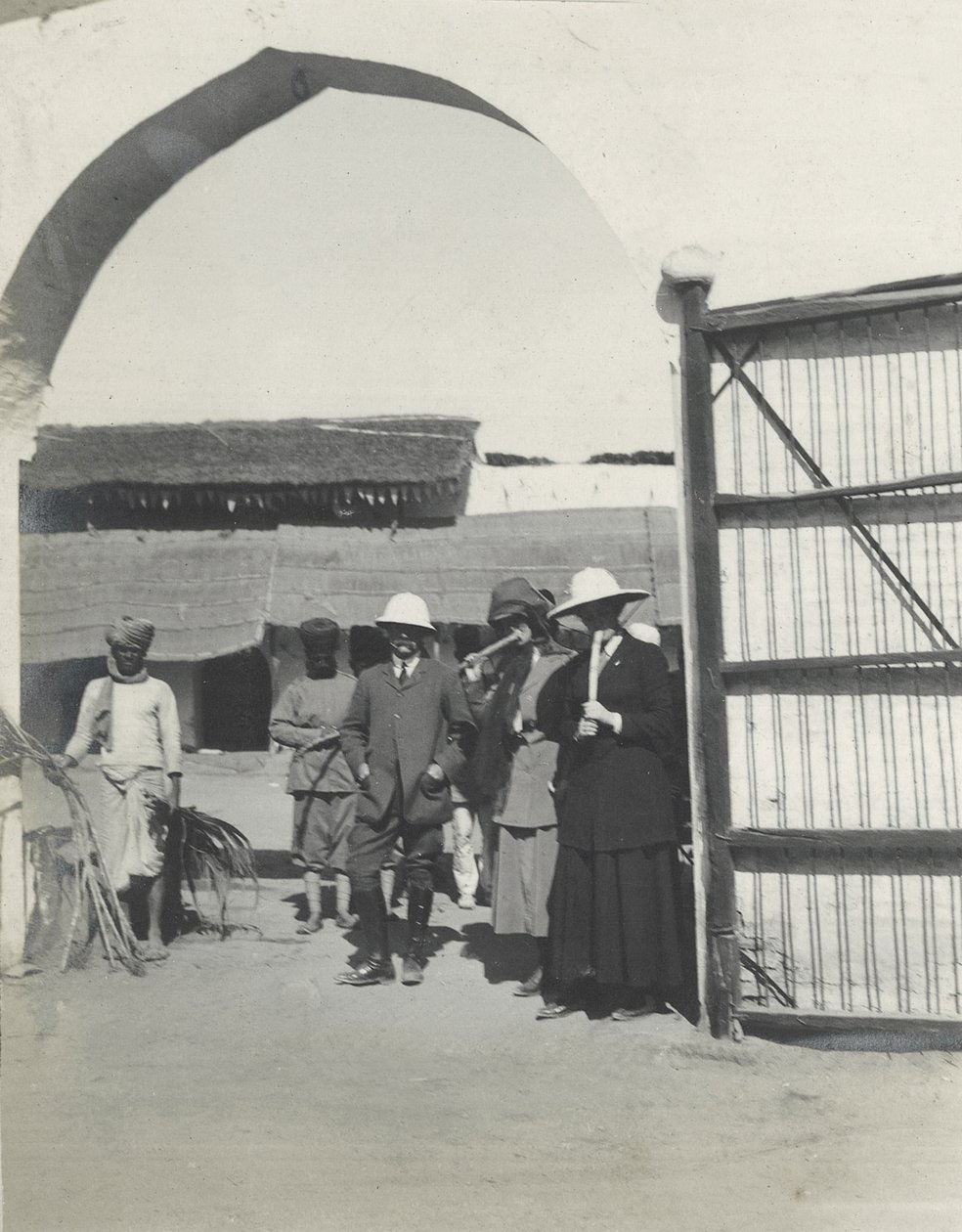El Mayor Gosling, Judy Smith y Lilah Wingfield fumando caña de azúcar en una estación de policía cerca de Fatehpur Sikri, enero de 1912 de Sylvia Brooke