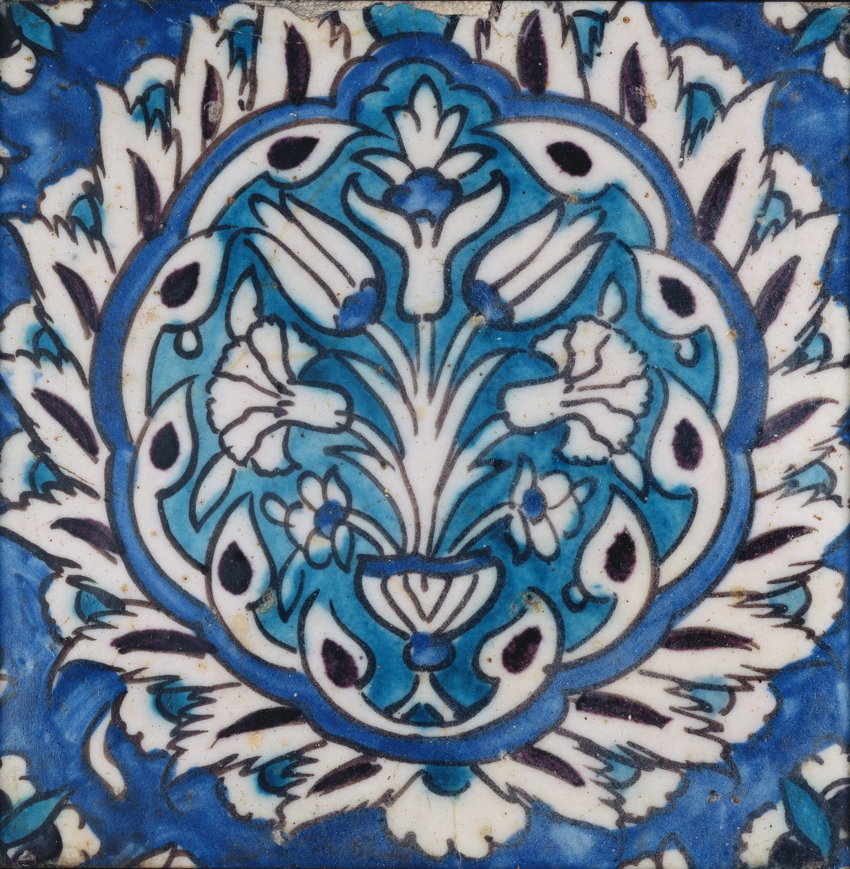 Azulejo cuadrado con un jarrón de flores en un medallón de Syrian School