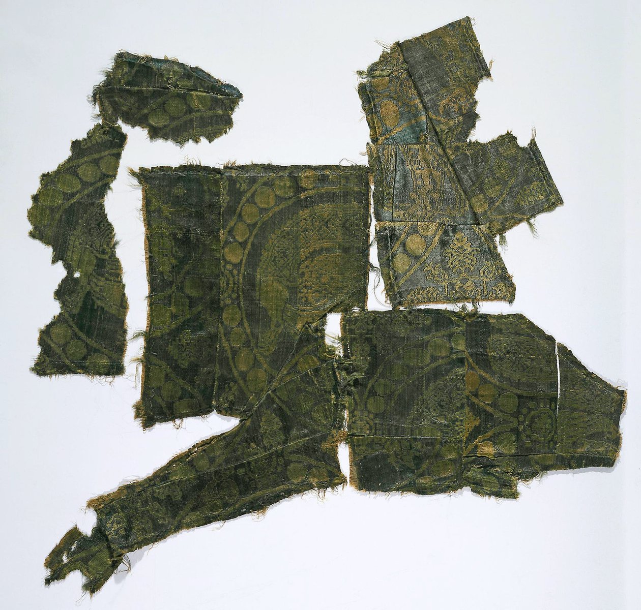 Fragmentos de un caftán cubierto con una tela de seda con un patrón de Simurgh, Montículo funerario de Moshchevaya Balka, Mediterráneo Oriental de Syrian School