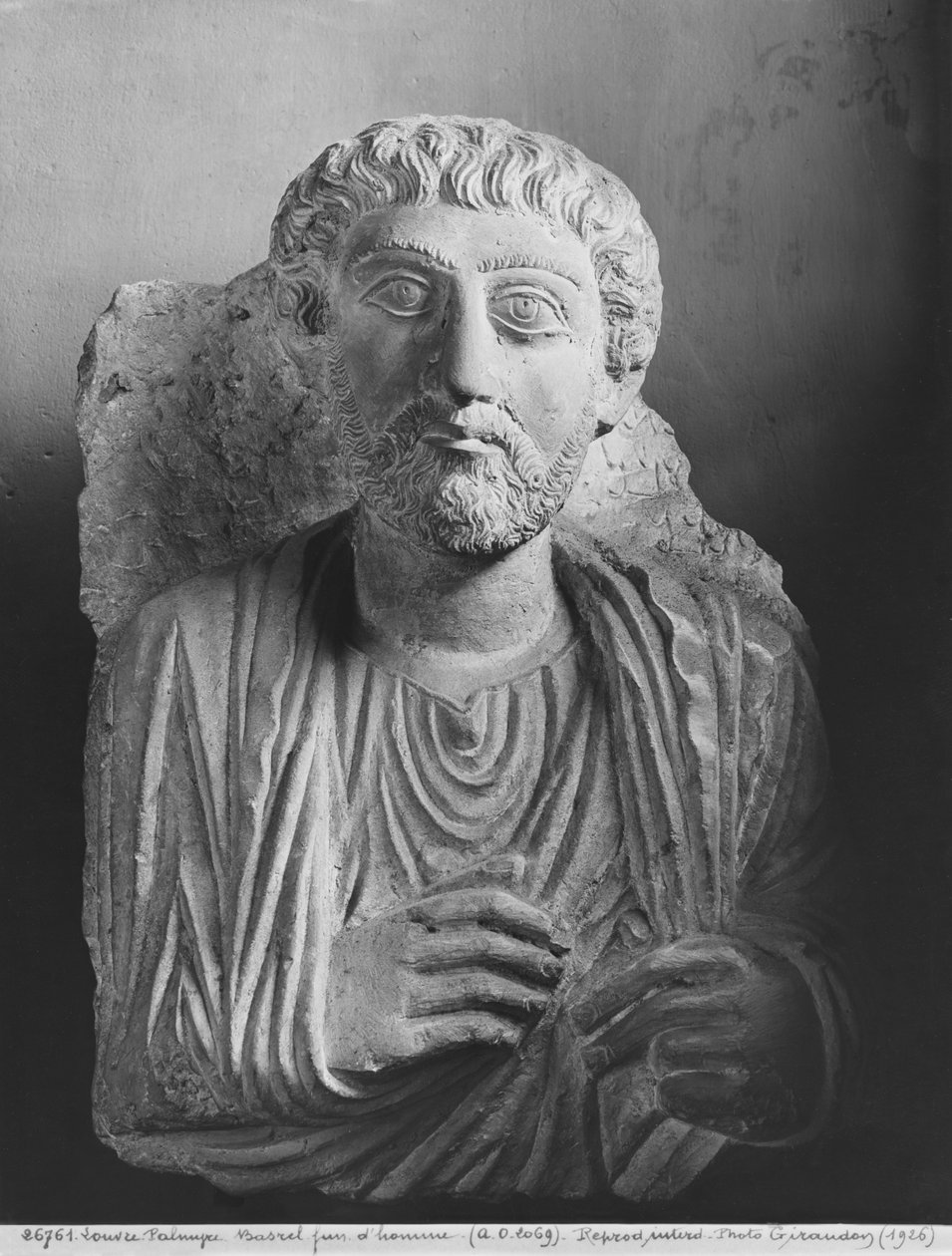 Relieve funerario de una figura masculina, de Palmira, Siria de Syrian School