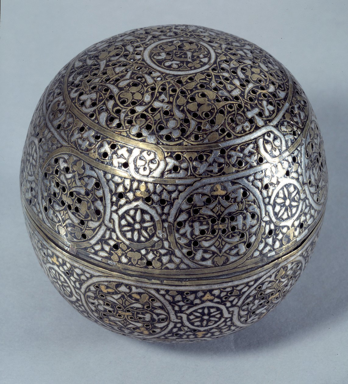 Arte Oriental: Perfume Frule (quemador de perfume) o calentador de manos de Siria, finales del siglo XV, principios del siglo XVI. Aleación de cobre martillada con decoración grabada, perforada, incrustada con oro, plata y pasta negra. París, Museo del Lou de Syrian School