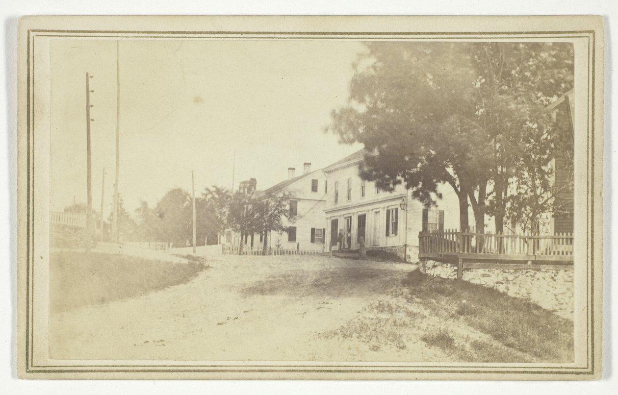 Sin título (vista de la carretera con casas de tablones blancos) de T. Holmes