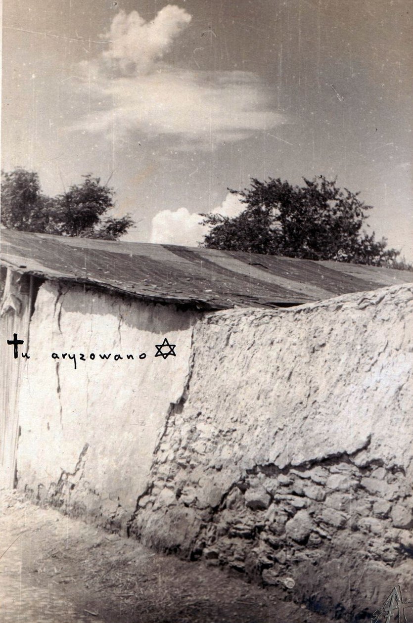 Jędrzejów. Muro del cementerio en la calle Kielecka. Durante la ocupación alemana, lugar de numerosas ejecuciones de polacos y judíos de Tadeusz Przypkowski