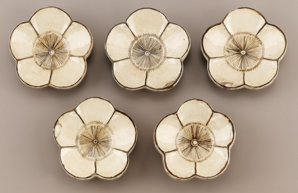 Platillo en forma de flor de ciruelo, Kioto, prefectura de Kioto, período Edo de Taizan Yohei