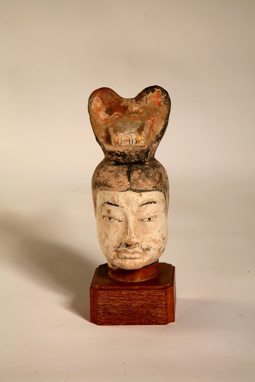 Cabeza de un funcionario civil en un soporte de madera europeo, de una tumba en el norte de China, 618-705 de Tang Dynasty Chinese School
