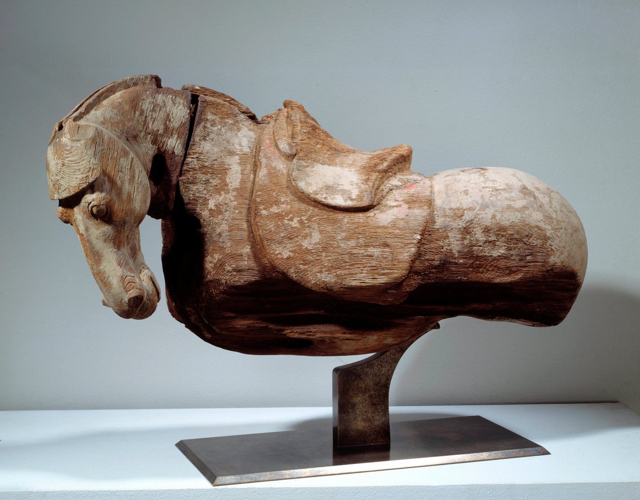 Arte chino: caballo de madera. Escultura del período Tang (618 a 907). París, Museo Cernuschi. de Tang Dynasty Chinese School