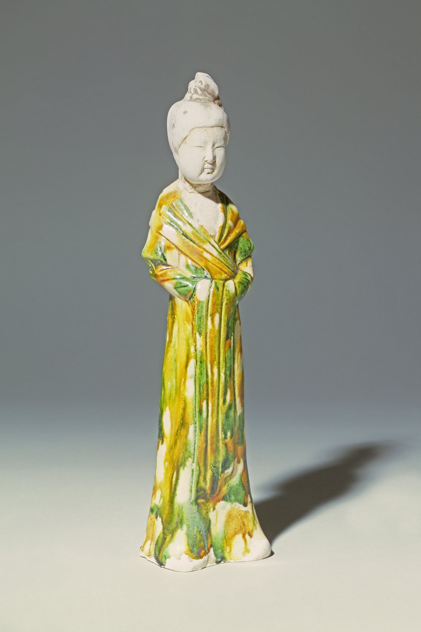 Figura de cerámica sancai de una dama de la corte de pie, Dinastía Tang de Tang Dynasty Chinese School