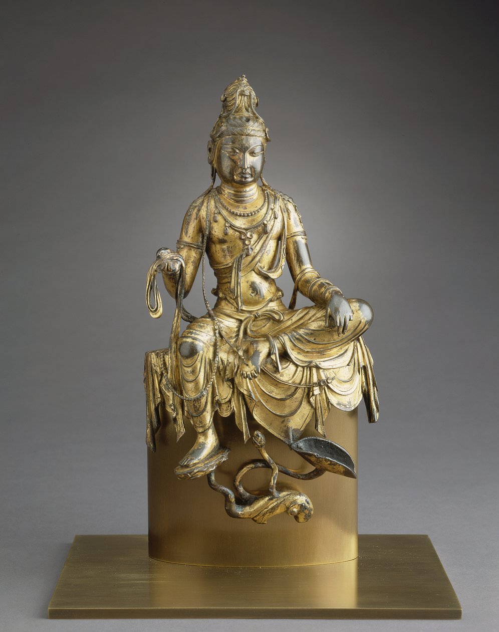 Bodhisattva sentado Avalokitesvara, siglo VIII (bronce dorado) de Tang Dynasty Chinese School