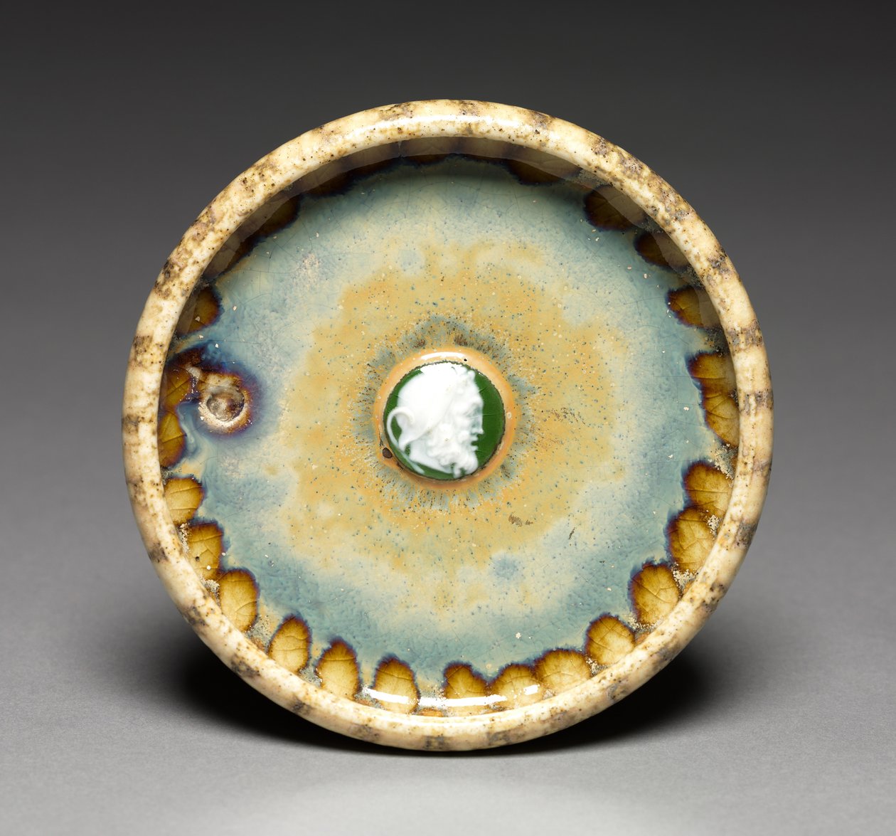 Plato con camafeo blanco y verde, c.1895 (gres y porcelana) de Taxile Maximin Doat