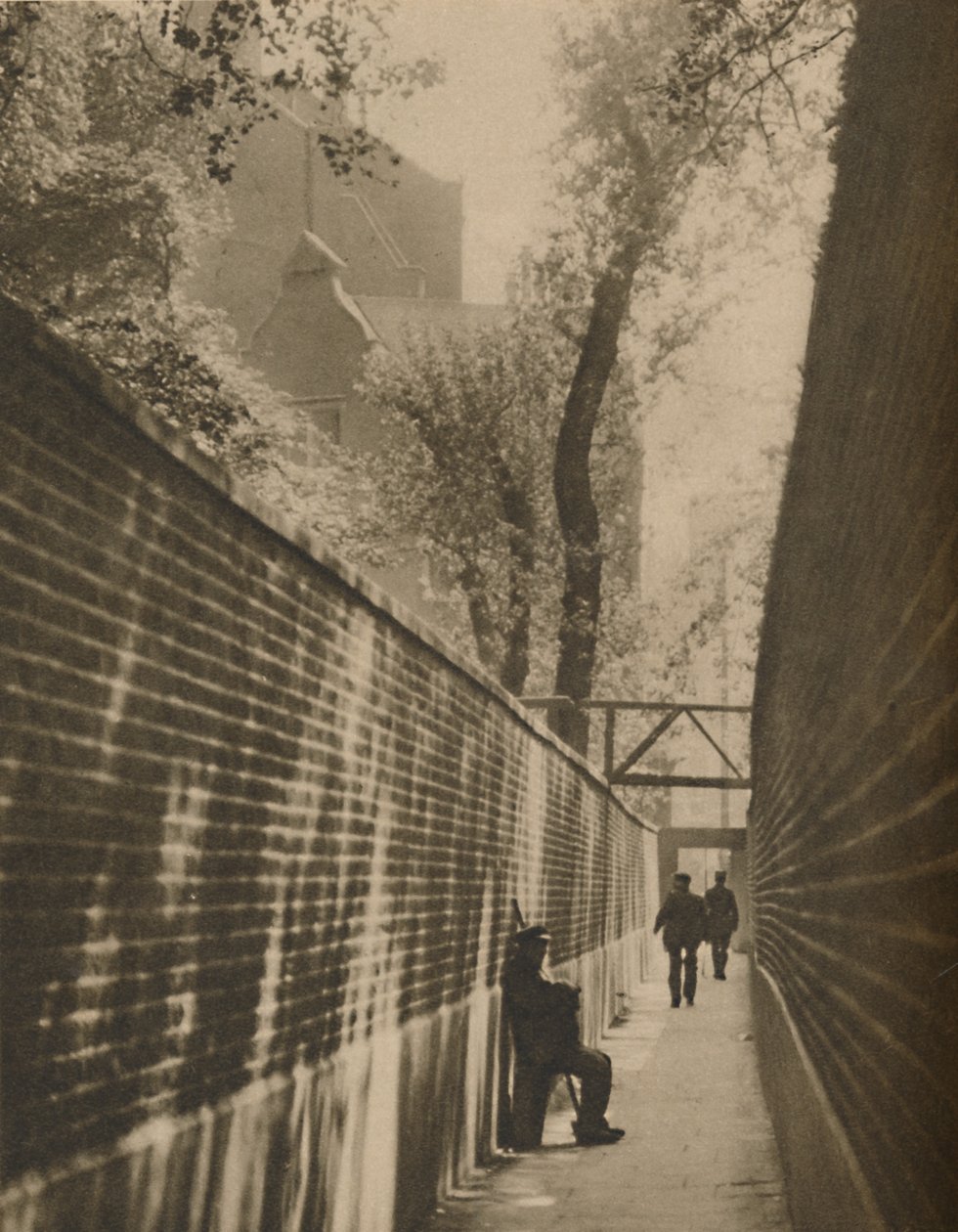 En Lansdowne Passage, donde un salteador de caminos una vez galopó por su vida, c1935 de Taylor