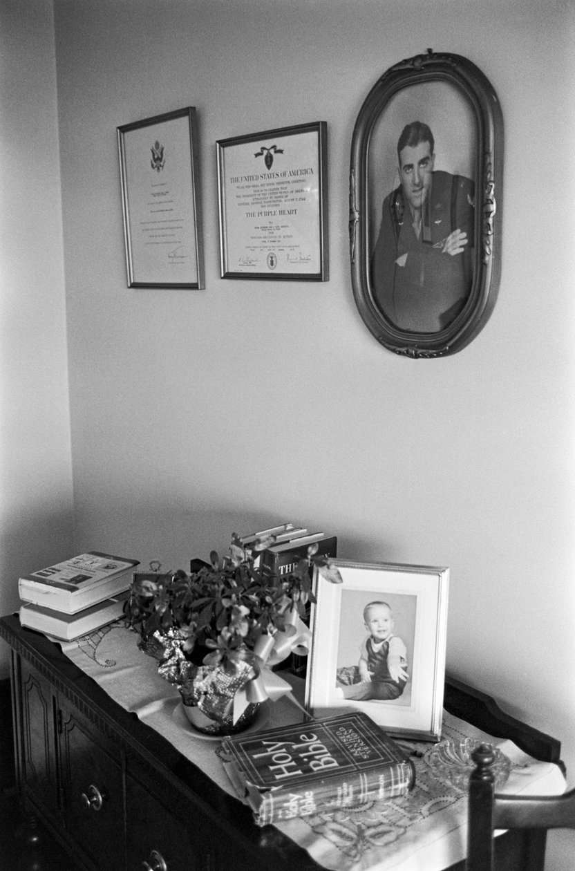 Biblia, fotos de familia y documentos en casa del reverendo Lincoln Reed de Ted Spiegel