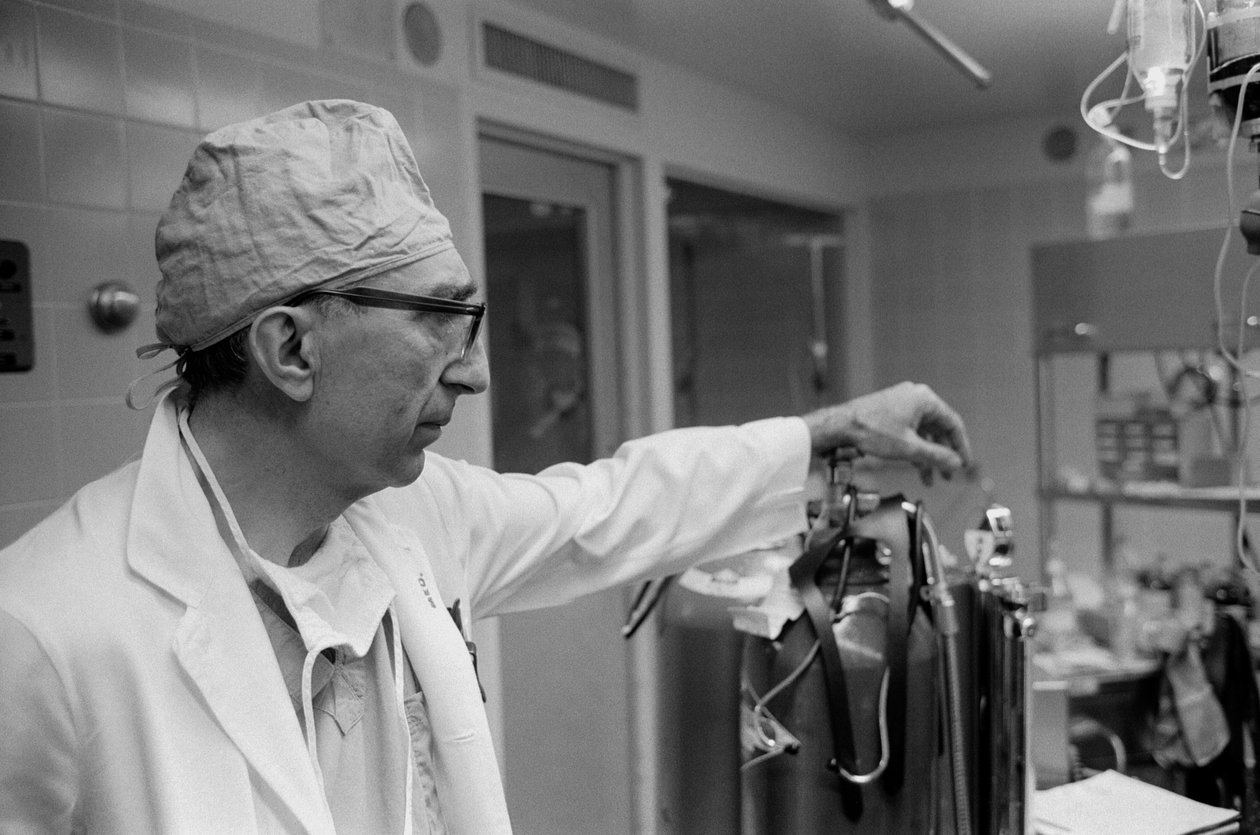Dr. Michael DeBakey, cirujano cadiovascular, en el Texas Medical Center. de Ted Spiegel